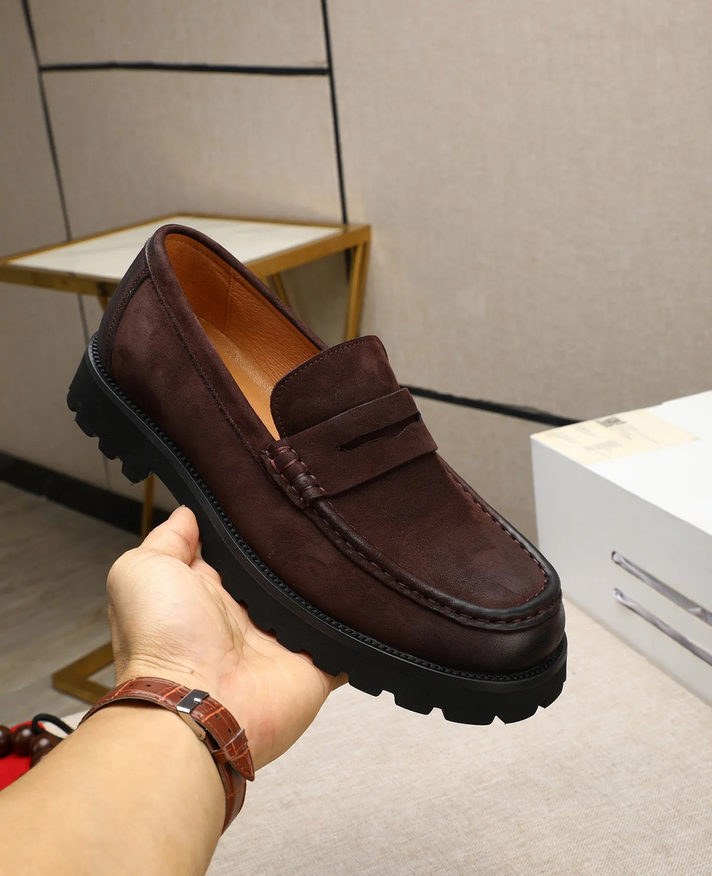 Men's shoes 💰520 📛📛(water-dyed cow lining) Salvatore Ferragamo high-end (Salvatore Ferragamo) is the world's top luxury footwear brand. It comes from the fashion kingdom of Italy. It is famous all over the world for its traditional handmade design and novel styles... 🚶🏻🚶🏻New suit shoes are on sale simultaneously at the counter. This model is purely handmade. The fabric is imported Italian calfskin➕soft water-dyed cowhide lining. Original authentic outsole🌀🌀Size: 38➖44.